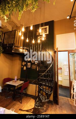 Wendeltreppe, Restaurant, Essbereich. Stockfoto