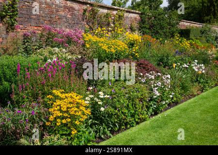 Berühmte Doppelkrautgrenzen in Arley Hall and Gardens in Cheshire, England. Stockfoto