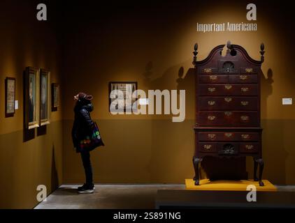 New York, Usa. Januar 2025. Antike Holzmöbel sind im Rahmen der bedeutenden Americana-Kollektion am Freitag, den 17. Januar 2025 in New York City im Sotheby's ausgestellt. Foto: John Angelillo/UPI Credit: UPI/Alamy Live News Stockfoto