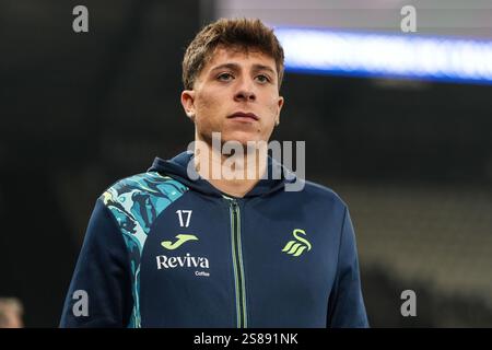 Swansea, Großbritannien. Januar 2025. Gonzalo Franco aus Swansea City trifft am 21. Januar 2025 im Stadion Swansea.com, Swansea, Vereinigtes Königreich vor dem Sky Bet Championship Match Swansea City gegen Sheffield United am 21. Januar 2025 in Swansea, Vereinigtes Königreich ein. (Foto: Andrew Lewis/News Images/SIPA USA) Credit: SIPA USA/Alamy Live News Stockfoto