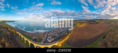 Cullen Moray Schottland Panoramablick über das Viadukt Seatown Houses Hafen und die Bucht Stockfoto