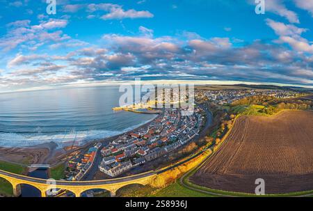 Cullen Moray Schottland Blick über das Viadukt Seatown Houses Hafen und die Bucht Stockfoto