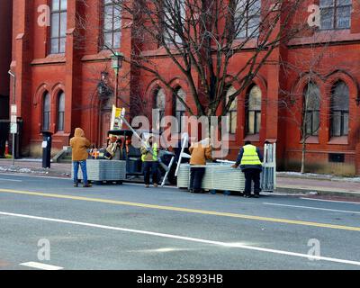 Washington, Usa. Januar 2025. Umgebung des Weißen Hauses in Washington, DC, dargestellt am 21. Januar 2025. Die Stadt kehrt am Tag nach Donald Trumps Amtseinführung wieder zur Normalität zurück. Militärfahrzeuge sind von den Straßen verschwunden, und die Nationalgarde und Arbeiter entfernen weiterhin Metallzäune und Straßensperren. Dutzende von Unterstützern strömten trotz der bitteren Kälte in die Residenz des Präsidenten. Quelle: Eliska Naegele/CTK Photo/Alamy Live News Stockfoto