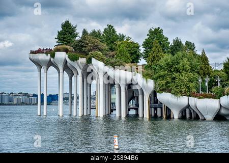 Little Island ist ein neuer künstlicher Park in New York City am Hudson River. Stockfoto