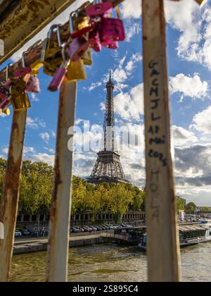 Blick auf den Eiffelturm von der Pariser Brücke mit Schleusen Stockfoto