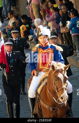 San Miguel de Allende, Mexiko. Januar 2025. Ignacio Allende, ein historischer Nacherzähler, der als mexikanischer Unabhängigkeitsmartyrer gekleidet ist, reitet mit seinem Pferd durch das historische Zentrum während einer Parade, die seinen Geburtstag feiert, am 21. Januar 2025 in San Miguel de Allende, Mexiko. Quelle: Richard Ellis/Richard Ellis/Alamy Live News Stockfoto