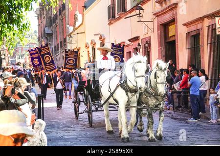 San Miguel de Allende, Mexiko. Januar 2025. Eine Pferdekutsche fährt durch das historische Zentrum während einer Parade zum Geburtstag des mexikanischen Unabhängigkeitsmartyrers Ignacio Allende, 21. Januar 2025 in San Miguel de Allende, Mexiko. Quelle: Richard Ellis/Richard Ellis/Alamy Live News Stockfoto