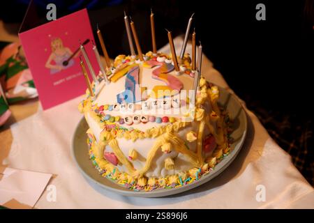 Ein von Taylor Swift inspirierter Kuchen zum 13. Geburtstag auf einer Kindergeburtstag-Party in Chichester, West Sussex, Großbritannien. Stockfoto