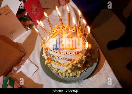 Ein von Taylor Swift inspirierter Kuchen zum 13. Geburtstag auf einer Kindergeburtstag-Party in Chichester, West Sussex, Großbritannien. Stockfoto
