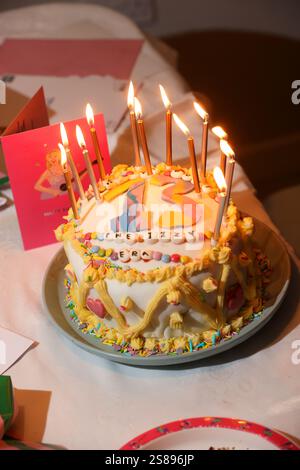 Ein von Taylor Swift inspirierter Kuchen zum 13. Geburtstag auf einer Kindergeburtstag-Party in Chichester, West Sussex, Großbritannien. Stockfoto