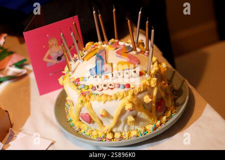 Ein von Taylor Swift inspirierter Kuchen zum 13. Geburtstag auf einer Kindergeburtstag-Party in Chichester, West Sussex, Großbritannien. Stockfoto