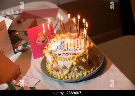 Ein von Taylor Swift inspirierter Kuchen zum 13. Geburtstag auf einer Kindergeburtstag-Party in Chichester, West Sussex, Großbritannien. Stockfoto
