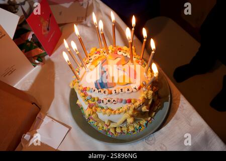 Ein von Taylor Swift inspirierter Kuchen zum 13. Geburtstag auf einer Kindergeburtstag-Party in Chichester, West Sussex, Großbritannien. Stockfoto