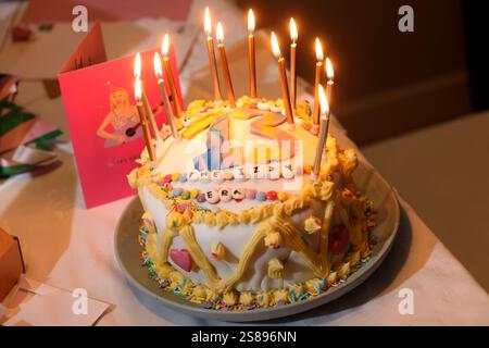 Ein von Taylor Swift inspirierter Kuchen zum 13. Geburtstag auf einer Kindergeburtstag-Party in Chichester, West Sussex, Großbritannien. Stockfoto