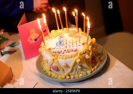 Ein von Taylor Swift inspirierter Kuchen zum 13. Geburtstag auf einer Kindergeburtstag-Party in Chichester, West Sussex, Großbritannien. Stockfoto