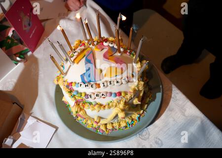 Ein von Taylor Swift inspirierter Kuchen zum 13. Geburtstag auf einer Kindergeburtstag-Party in Chichester, West Sussex, Großbritannien. Stockfoto