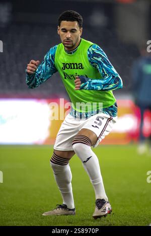 Swansea, Großbritannien. Januar 2025. Ben Cabango von Swansea City wärmt sich auf, vor dem Sky Bet Championship Match Swansea City gegen Sheffield United im Swansea.com Stadium, Swansea, Vereinigtes Königreich, 21. Januar 2025 (Foto: Andrew Lewis/News Images) in Swansea, Vereinigtes Königreich am 21. Januar 2025. (Foto: Andrew Lewis/News Images/SIPA USA) Credit: SIPA USA/Alamy Live News Stockfoto