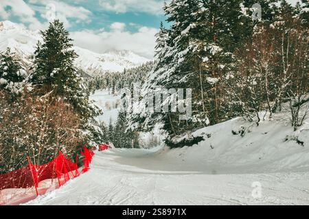 Svaneti Winterwald in Mestia. Kaukasusgebirgslandschaft im Georgia Country. Präparierte weiße, frische schneebedeckte Piste. Winter Wunderland Europa Weihnachtsurlaub Stockfoto