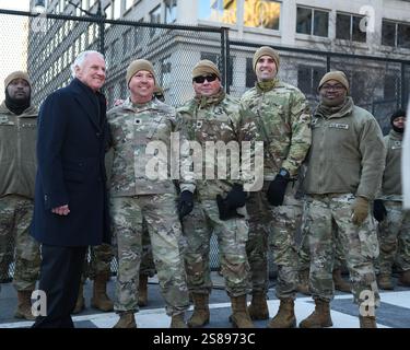 Washington, DC, USA. Januar 2025. Der Gouverneur von South Carolina, Henry McMaster, posiert mit der SC National Guard, als er am 20. Januar 2025 die Sicherheitskette in Washington, DC, USA verlässt. (Foto von Ethan Johnson/SIPA USA) Credit: SIPA USA/Alamy Live News Stockfoto