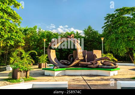 Cayenne, Französisch-Guayana - 21. Juli 2024: Denkmal für gebrochene Ketten zum Gedenken an die Opfer der Sklaverei und des Sklavenhandels. Das Hotel liegt am Boulevard Nelson Mandela Stockfoto