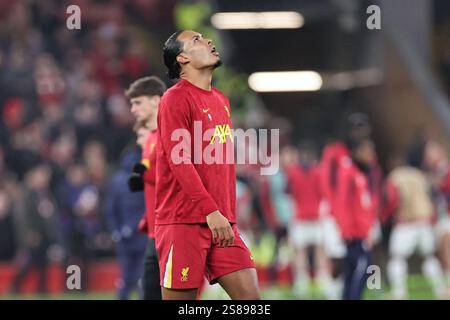 Liverpool, Großbritannien. Januar 2025. Virgil van Dijk aus Liverpool wärmt sich am 21. Januar 2025 vor dem Spiel Liverpool FC gegen LOSC Lille UEFA Champions League in Anfield, Liverpool, England, Großbritannien auf. Credit: James Holyoak/Every Second Media Credit: Every Second Media/Alamy Live News Stockfoto