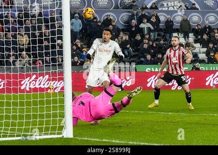 Swansea, Großbritannien. Januar 2025. Florian Bianchini von Swansea City erzielt sein erstes Tor, um 1-0 beim Sky Bet Championship Match Swansea City gegen Sheffield United im Swansea.com Stadium, Swansea, Vereinigtes Königreich, 21. Januar 2025 (Foto: Andrew Lewis/News Images) in Swansea, Vereinigtes Königreich am 21. Januar 2025 zu erzielen. (Foto: Andrew Lewis/News Images/SIPA USA) Credit: SIPA USA/Alamy Live News Stockfoto