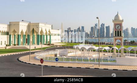 doha, katar-Mai 06,2024: Blick auf den Regierungskomplex Amiri Diwan und die Musheireb-Moschee von der Promenade Corniche in Doha, Katar Stockfoto