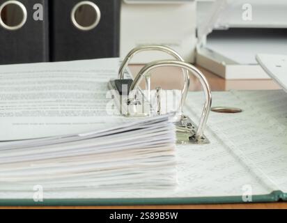 Dokumentordner im Hintergrund des Druckers Stockfoto