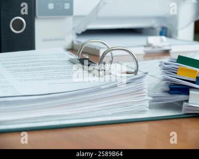 Dokumentordner im Hintergrund des Druckers Stockfoto