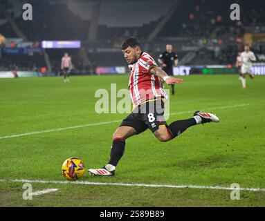 Swansea.com Stadium, Swansea, Großbritannien. Januar 2025. EFL Championship Football, Swansea City gegen Sheffield United; Gustavo Hamer von Sheffield United kreuzt das Tor von Swansea Credit: Action Plus Sports/Alamy Live News Stockfoto