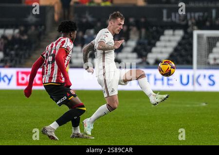 Swansea, Großbritannien. Januar 2025. Josh Tymon aus Swansea City gibt den Ball während des Sky Bet Championship Matches Swansea City gegen Sheffield United im Swansea.com Stadium, Swansea, Vereinigtes Königreich, 21. Januar 2025 (Foto: Andrew Lewis/News Images) in Swansea, Vereinigtes Königreich am 21. Januar 2025. (Foto: Andrew Lewis/News Images/SIPA USA) Credit: SIPA USA/Alamy Live News Stockfoto