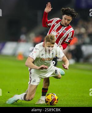Swansea, Großbritannien. Januar 2025. Callum O'Hare von Sheffield United fouls Harry Darling aus Swansea City während des Sky Bet Championship Matches Swansea City vs Sheffield United im Swansea.com Stadium, Swansea, Vereinigtes Königreich, 21. Januar 2025 (Foto: Andrew Lewis/News Images) in Swansea, Vereinigtes Königreich am 21. Januar 2025. (Foto: Andrew Lewis/News Images/SIPA USA) Credit: SIPA USA/Alamy Live News Stockfoto