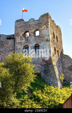 Czorsztyn, Polen - 14. August 2023: Ruinen der mittelalterlichen königlichen Burg über dem See Jezioro Czorsztynskie und Stausee des Dunajec-Flusses im Pieniny Stockfoto