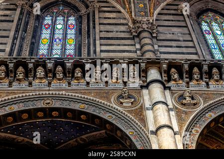 Das Gesims der Päpste, das das Mittelschiff und den Chor in der Kathedrale von Siena, Siena, Italien säumt Stockfoto