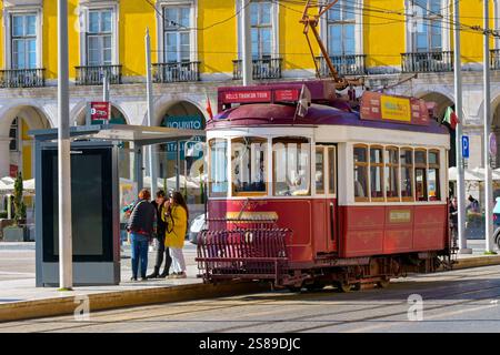 Lissabon, Portugal, Europa - 13. Januar 2025: Alte elektrische Straßenbahn fährt auf einer der Straßen im Stadtzentrum von Lissabon. Stockfoto