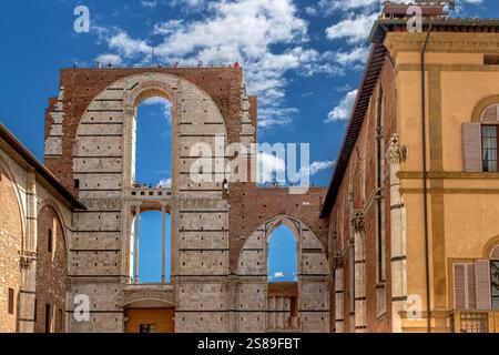 Menschen auf der Spitze des Facciatone von Siena, die Überreste der neuen Kathedrale, die heute ein Aussichtspunkt ist, der 360 Ausblicke auf Siena, Siena, Italien bietet Stockfoto