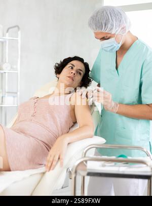 Arminjektion weibliche Patientin Stockfoto