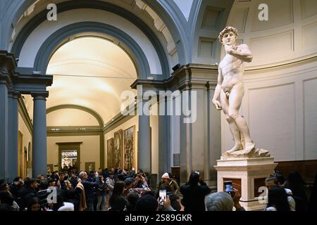 Florenz, Italien - 02. Januar 2025: Touristen bewundern Michelangelos David-Marmorskulptur in der Galleria Dell'Accademia Stockfoto