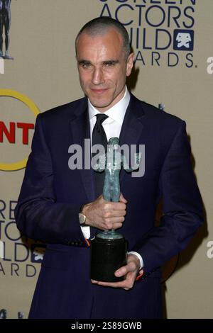 LOS ANGELES, KALIFORNIEN, USA: Daniel Day-Lewis mit seinem Award for Outstanding Performance by A Male Actor in einem Leading Role Award für „Banden of New York“ posiert am 9. März 2003 im Presseraum der 9. Annual Screen Actors Guild Awards im Shrine Auditorium in Los Angeles, Kalifornien. © Lee Roth / Roth Stock Archives Stockfoto
