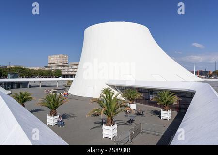 Le Havre, Frankreich - Blick auf den Immobilienkomplex Le Volcan, Kulturzentrum in Le Havre, 1982 eröffnet und von Oscar Niemeyer entworfen. Stockfoto
