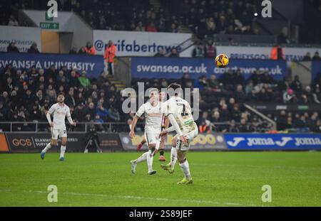 Swansea.com Stadium, Swansea, Großbritannien. Januar 2025. EFL Championship Football, Swansea City gegen Sheffield United; Josh Key von Swansea City FC führt den Ball klar: Action Plus Sports/Alamy Live News Stockfoto