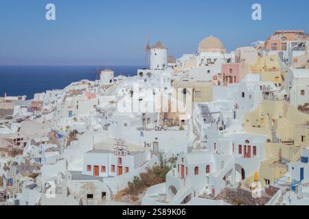 Santorin, weiß getünchte Häuser, atemberaubende Aussicht. Stockfoto