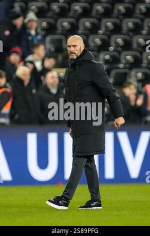 Swansea, Großbritannien. Januar 2025. Luke Williams, Head Coach von Swansea City, dankt für die Heimunterstützung beim Sky Bet Championship Match Swansea City gegen Sheffield United im Swansea.com Stadium, Swansea, Vereinigtes Königreich, 21. Januar 2025 (Foto: Andrew Lewis/News Images) in Swansea, Vereinigtes Königreich am 21. Januar 2025. (Foto: Andrew Lewis/News Images/SIPA USA) Credit: SIPA USA/Alamy Live News Stockfoto