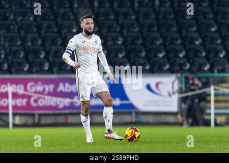 Swansea, Großbritannien. Januar 2025. Matt Grimes aus Swansea City in Aktion. EFL Skybet Championship Match, Swansea City gegen Sheffield Utd im Stadion Swansea.com in Swansea, Wales am Dienstag, den 21. Januar 2025. Dieses Bild darf nur für redaktionelle Zwecke verwendet werden. Nur für redaktionelle Verwendung, Bild von Lewis Mitchell/ Beschreibung: Andrew Orchard Sportfotografie/Alamy Live News Stockfoto