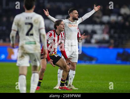 Swansea, Großbritannien. Januar 2025. Matt Grimes von Swansea Cgestures an den Schiedsrichter während des Sky Bet Championship Matches Swansea City gegen Sheffield United im Swansea.com Stadium, Swansea, Vereinigtes Königreich, 21. Januar 2025 (Foto: Andrew Lewis/News Images) in Swansea, Vereinigtes Königreich am 21. Januar 2025. (Foto: Andrew Lewis/News Images/SIPA USA) Credit: SIPA USA/Alamy Live News Stockfoto