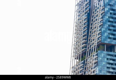 Wolkenkratzer von Häusern mit futuristischen architektonischen Formen, mit Kopierraum auf weißem Hintergrund Stockfoto