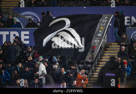 Swansea.com Stadium, Swansea, Großbritannien. Januar 2025. EFL Championship Football, Swansea City gegen Sheffield United; Eine Swansea-Flagge, Die in der Menge weht Credit: Action Plus Sports/Alamy Live News Stockfoto
