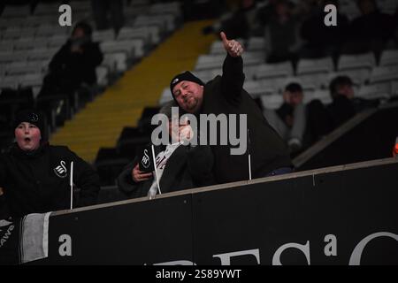 Swansea.com Stadium, Swansea, Großbritannien. Januar 2025. EFL Championship Football, Swansea City gegen Sheffield United; Swansea City Fans in einer Happy Mood Credit: Action Plus Sports/Alamy Live News Stockfoto