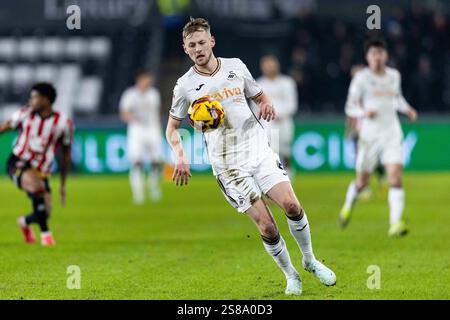 Swansea, Großbritannien. Januar 2025. Harry Darling aus Swansea City in Aktion. EFL Skybet Championship Match, Swansea City gegen Sheffield Utd im Stadion Swansea.com in Swansea, Wales am Dienstag, den 21. Januar 2025. Dieses Bild darf nur für redaktionelle Zwecke verwendet werden. Nur für redaktionelle Verwendung, Bild von Lewis Mitchell/ Beschreibung: Andrew Orchard Sportfotografie/Alamy Live News Stockfoto