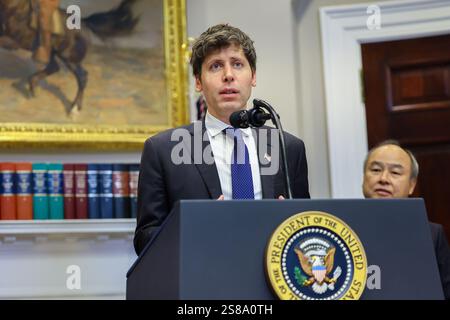 Washington, Usa. Januar 2025. Sam Altman, CEO von OpenAI, spricht am Dienstag, den 21. Januar 2025, in einer Presse im Roosevelt Room des Weißen Hauses in Washington DC. Präsident Trump kündigte bis zu 500 Milliarden US-Dollar an, um die Infrastruktur des privaten Sektors in den Vereinigten Staaten zu investieren. Foto: Aaron Schwartz/UPI Credit: UPI/Alamy Live News Stockfoto